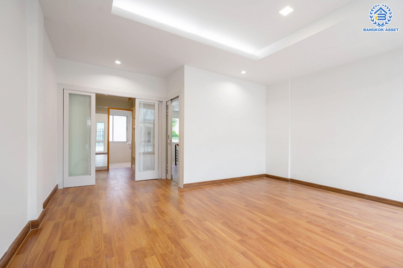 บ้านมือสองตกแต่งใหม่ ม.วิสต้าปาร์ค แจ้งวัฒนะ ทาวน์โฮม 3 ชั้น บนเนื้อที่ 22.8 ตร.ว. ฟังก์ชัน 3 ห้องนอน 3 ห้องน้ำ Master Bedroom เชื่อมต่อ Walk in Closet พร้อม Built-in ตู้เสื้อผ้าดีไซน์เรียบหรู บนทำเลโซนเมือง ใกล้ทางด่วน และเซ็นทรัลแจ้งวัฒนะ และเพียง 10 นาทีถึง รถไฟฟ้า "สถานีศูนย์ราชการนนทบุรี"